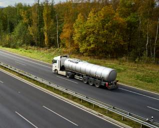 Camion-citerne effectuant la livraison du mazout de chauffage