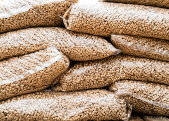 Sacs de pellet empilés.