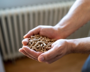 Pellets ou mazout : quelle énergie de chauffage choisir pour votre foyer ?
